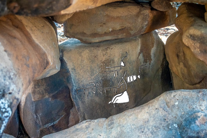 Az egyik dolmenen található kővésetek a képre rajzolt kiemeléssel, a jobb láthatóságért.