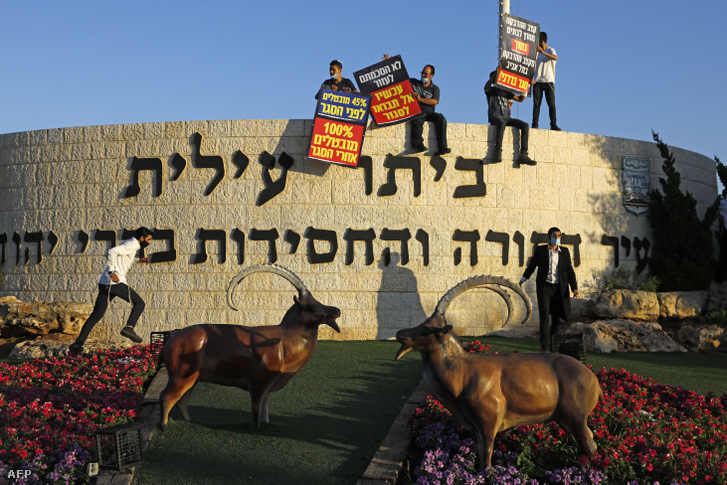 Ultraortodox zsidó férfiak tiltakoznak az új COVID-19 intézkedés ellen Bejtár Illit városában 2020. július 8-án.