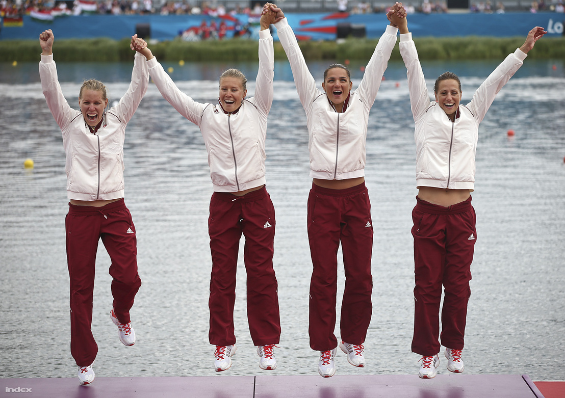 Szabó Gabriella, Kozák Danuta, Kovács Katalin és Fazekas Krisztina a londoni nyári olimpia női kajaknégyes 500 méteres számának eredményhirdetésén 2012. augusztus 8-án.