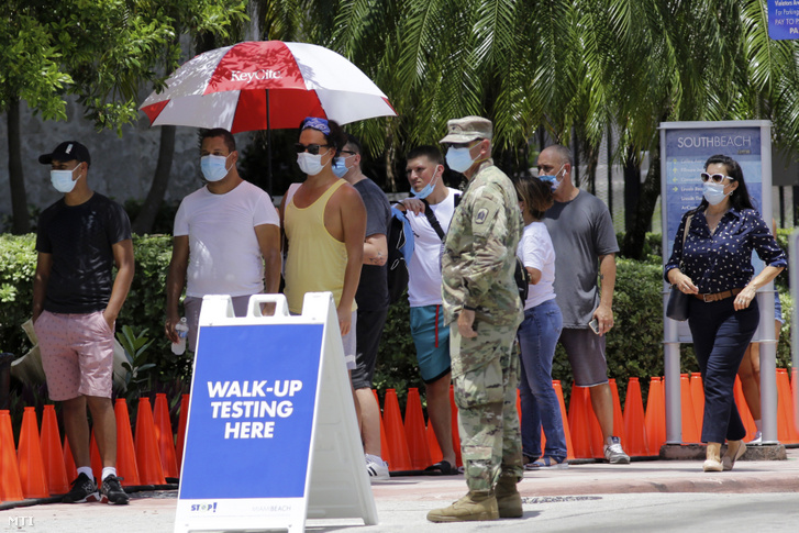 Koronavírus-tesztelésre várakoznak emberek Miami Beach-en 2020. június 30-án.