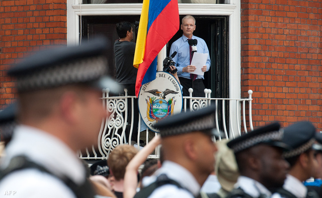 Rendőrök Ecuador londoni nagykövetsége előtt, ahol Julian Assange tart sajtótájékoztatót az erkélyről