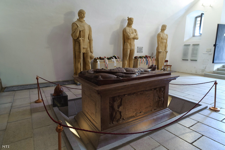 Dobó István síremléke a Hősök termében az egri várban