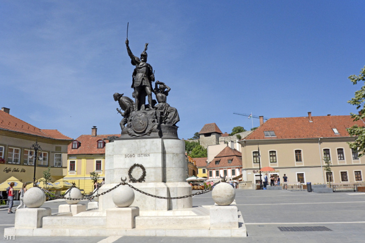 Egerben a Dobó téren áll a híres várvédő Dobó Istvánnak emléket állító szoborcsoport.