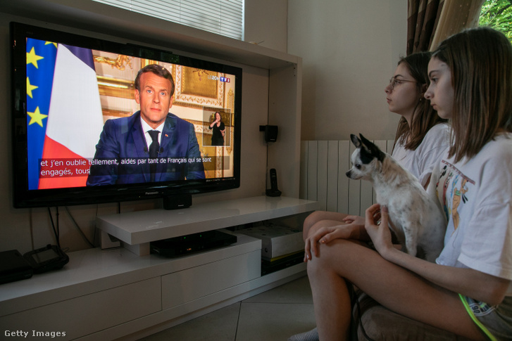 Emmanuel Macront beszédét nézik a televízióban Párizsban 2020. április 13-án.