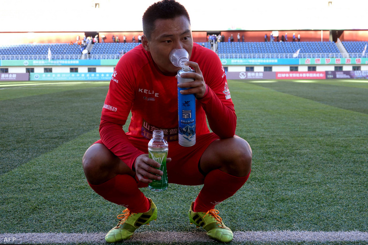 Caption:This photo taken on September 24 2017 shows a player of Zibo Sunday using an oxygen tank during their 2017 Chinese Football Association Amateur League football match against Lhasa Chengtou at the People&amp;amp;amp;amp;amp;amp;amp;amp;amp;#039;s Cultural and Sports Center located at a height of 3658 metres (12000 feet) above sea level in Lhasa in China&amp;amp;amp;amp;amp;amp;amp;amp;amp;#039;s western Tibet Autonomous Region. - There will be mid-game oxygen breaks but no team will fancy a trip to sky-high Lhasa Chengtou next season after they made history in becoming the first Tibetan side to reach China&amp;amp;amp;amp;amp;amp;amp;amp;amp;#039;s professional league.