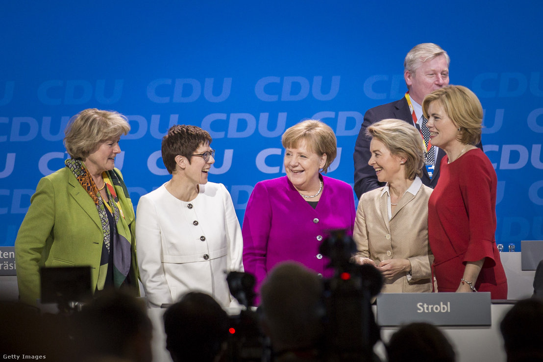 Monika Gruetters (b), Annegret Kramp-Karrenbauer (2b), Angela Merkel (k), Ursula von der Leyen (2j) és Julia Kloeckner (j)