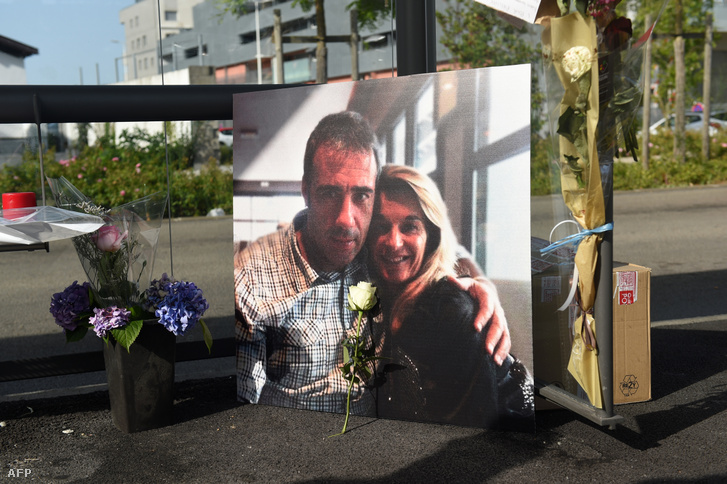 Philippe Monguillot és felesége fényképe a megállóban, ahol a gyilkosság történt