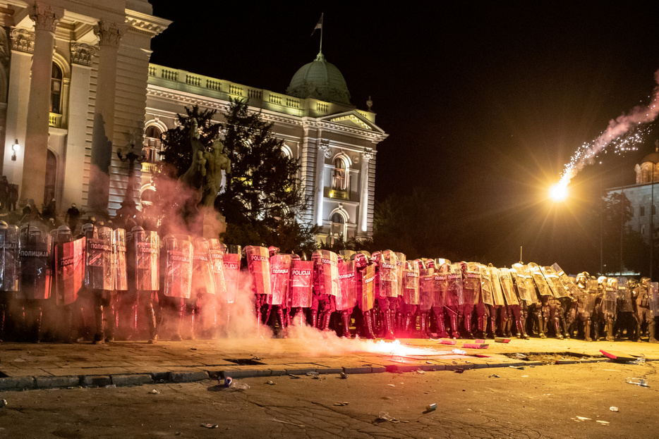 A parlamentet ostromolták a tüntetők Belgrádban, többen megsérültek