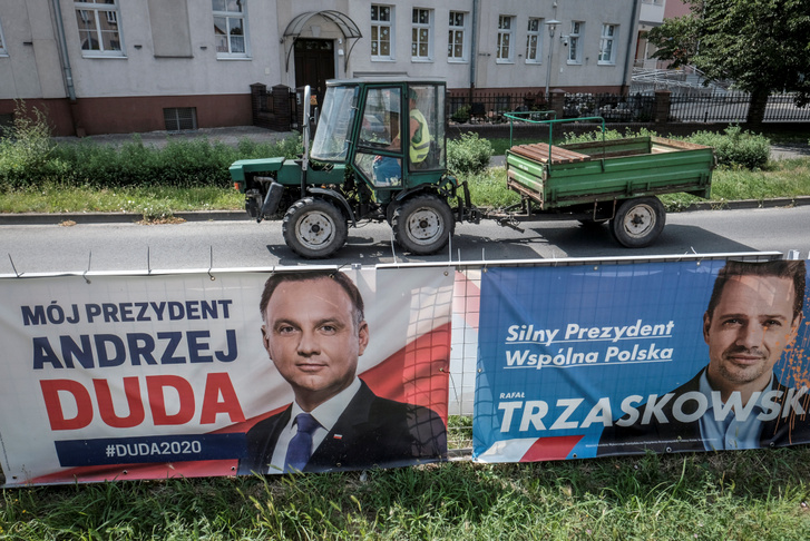 A két elnökjelölt választási plakátja a lengyelországi Lesznóban.