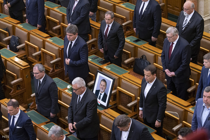 A közlekedési balesetben július 10-én elhunyt Koncz Ferencre a Fidesz képviselőjére emlékeznek az Országgyűlés plenáris ülésén 2020. július 13-án.