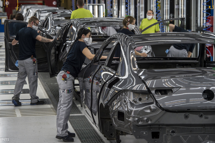 Dolgozók védőmaszkban az újraindítás után a Mercedes-Benz Manufacturing Hungary Kft. kecskeméti gyárában 2020. május 7-én
