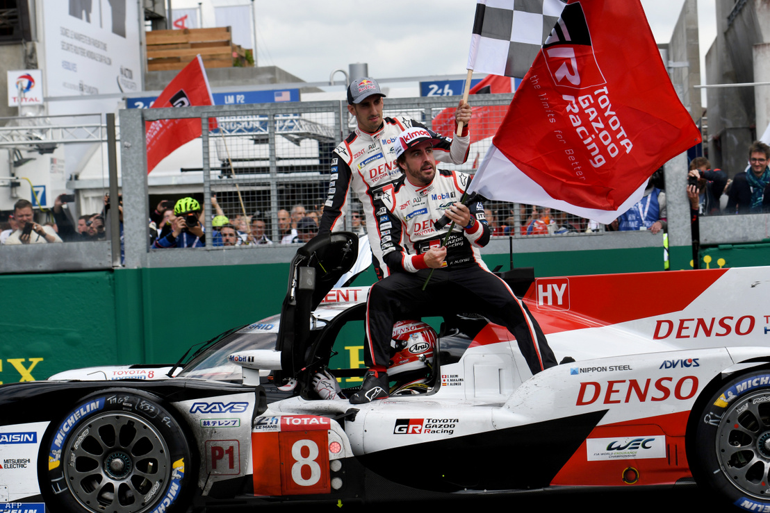 Nakadzsima Kazuki japán, Fernando Alonso spanyol és Sebastian Buemi svájci pilóták ünneplik győzelmüket a Le Mans-i 24 órás versenyen 2019. június 16-án