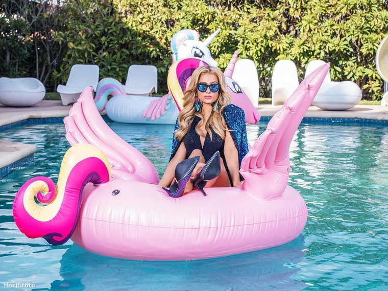 Paris Hilton is beköszönt hozzánk egy kép erejéig, aki a tőle megszokottól sokkal jobban fel van öltözve, főleg, hogy egy medence tetején libeg egy rózsaszín valamin