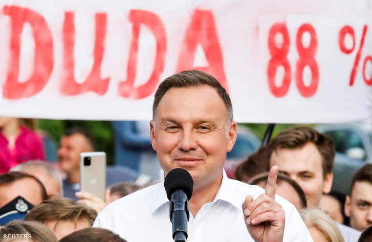 Andrzej Duda győzelme után találkozott helyi lakosokkal Odrzywolban 2020. július 13-án