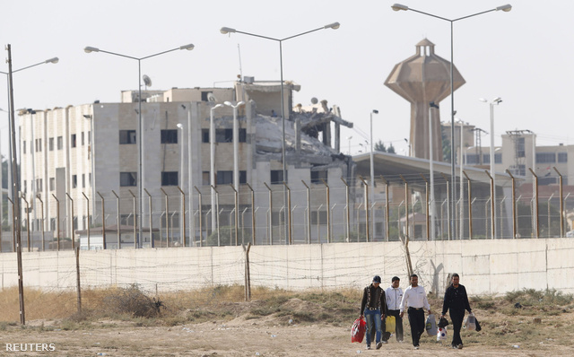 Az ellencsapásban sérült szíriai Tel Abyad határtkelő épülete