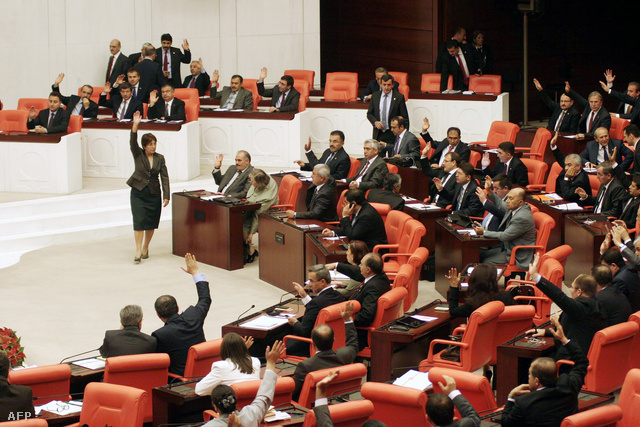 Nyílt szavazás a török parlamentben a török - szír kapcsolatokról szóló vitán