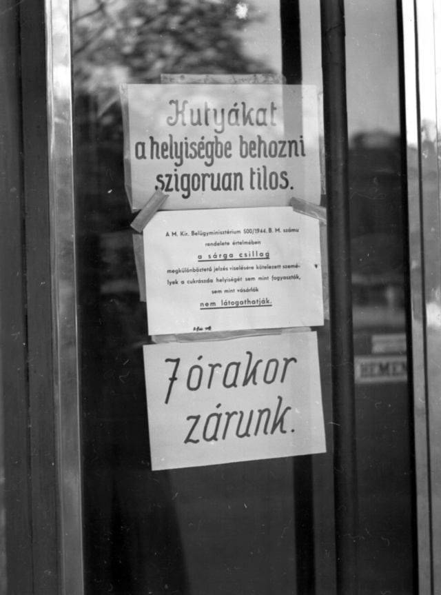 Megalázó felirat egy cukrászda ajtaján 1944-ben