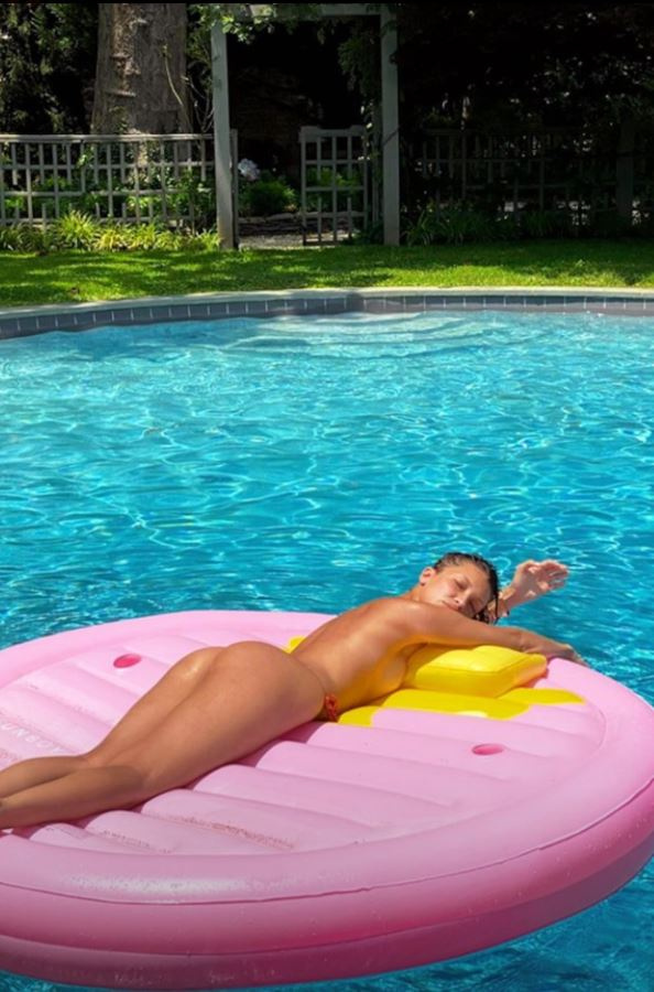 A rózsaszín valamin lebegés az Instagramja tanúsága szerint Bella Hadidnak is jól megy.