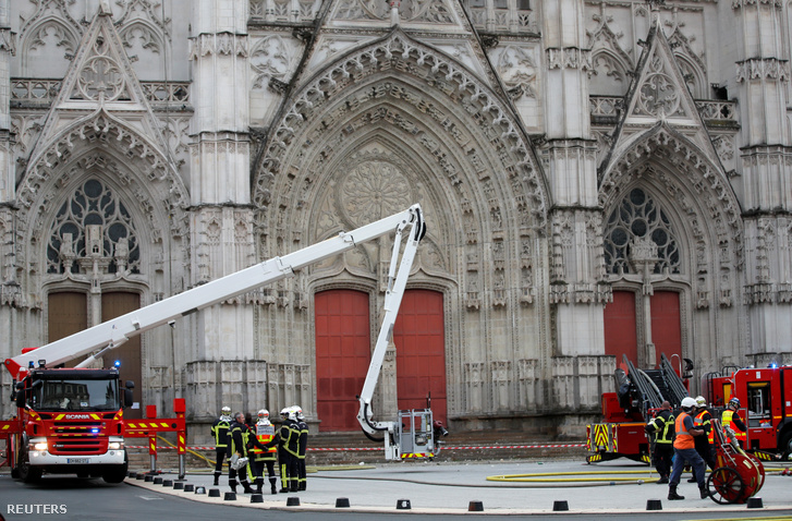 Tűzoltók a nantes-i Szent Péter és Szent Pál katedrálisnál 2020. július 18-án