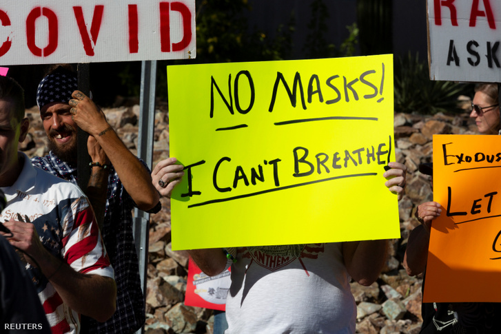 A vírus miatt bevezetett intézkedések és a maszkviselés ellen tiltatakozók az arizoniai Tucson polgármesterének, Regina Romeronak a háza előtt 2020. június 20-én