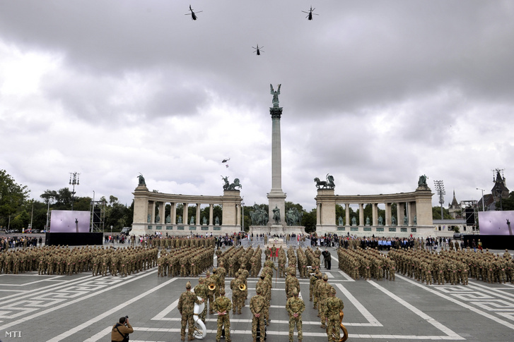 Helikopterek a Hősök tere felett a Magyar Honvédség Altiszti Akadémiáján végzett katonák eskütételén a Hősök terén 2020. július 18-án