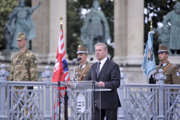 Benkõ Tibor honvédelmi miniszter beszédet mond a katonák eskütételén