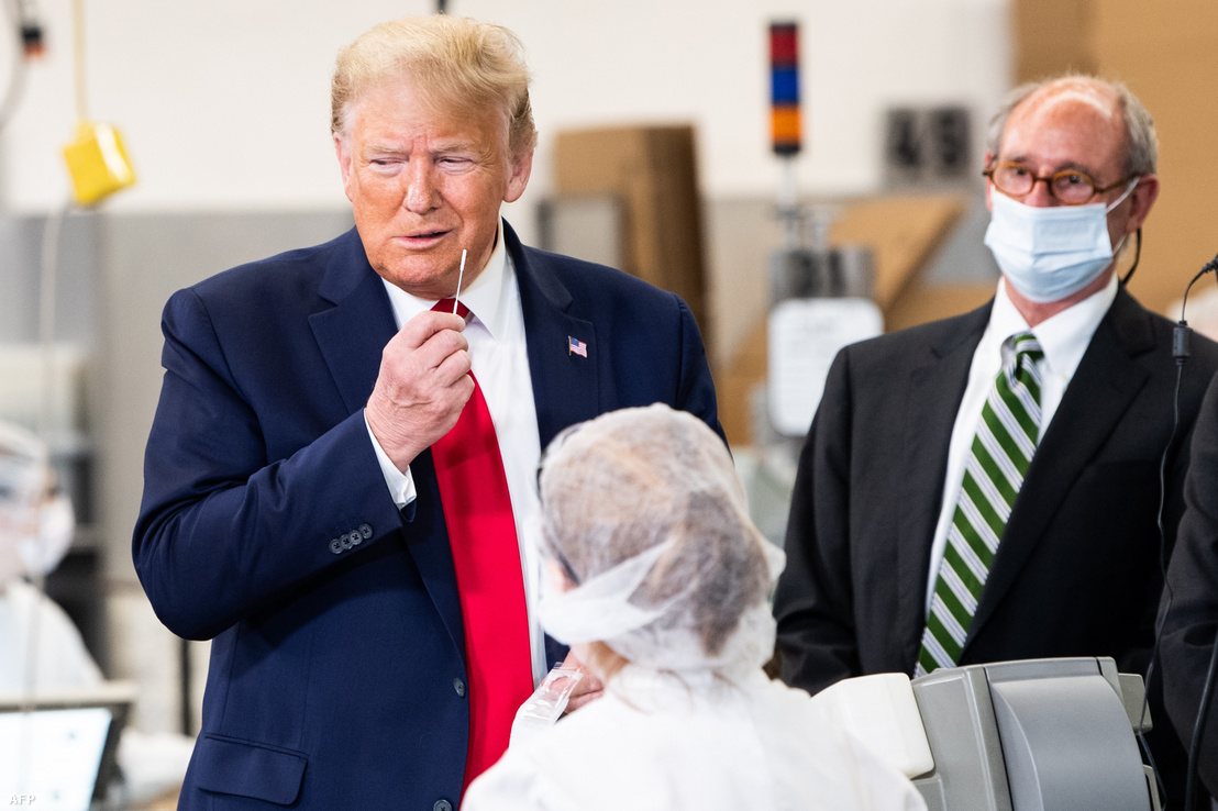 Donald Trump amerikai elnök Guilford Maine-ben a Puritan Medical Products orvosi eszközöket gyártó cégnél tett látogatásán covid-19 tesztelést színlel 2020. május 5-én
