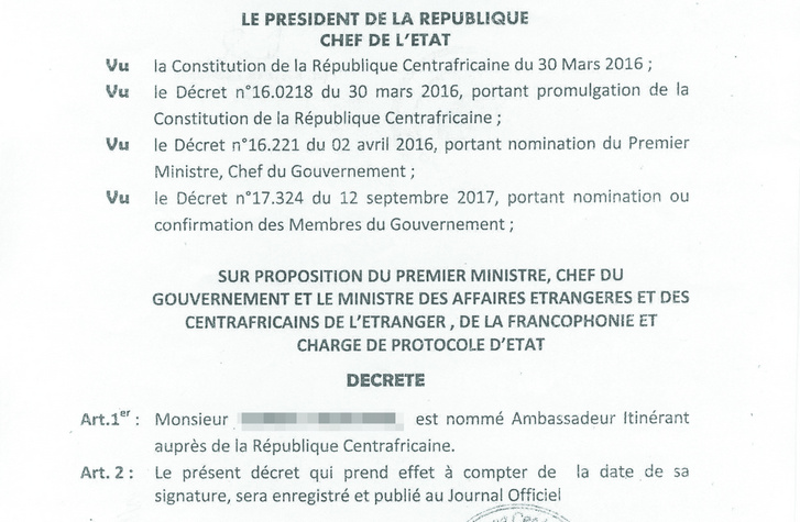 A Közép-Afrikai Köztársaság elnöke kinevezte Krisztiánt nagykövetnek. Ez a dokumentum - az útlevelekkel ellentétben - tényleg eredeti. Forrás: Index.hu