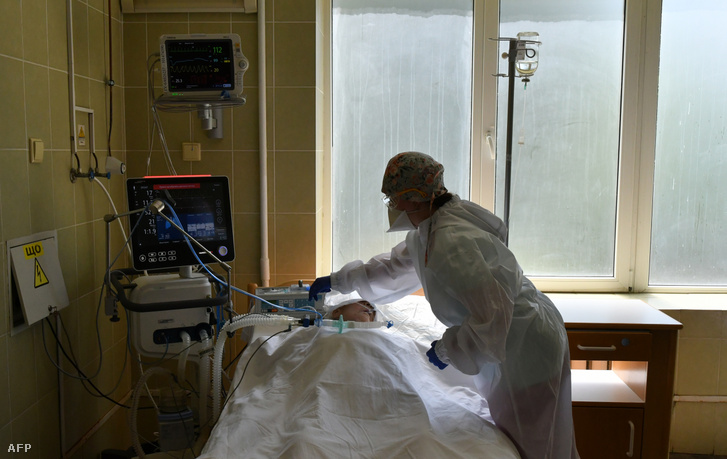 Új koronavírussal megfertőződött beteget kezelnek egy kórházban Lvivben, Ukrajnában