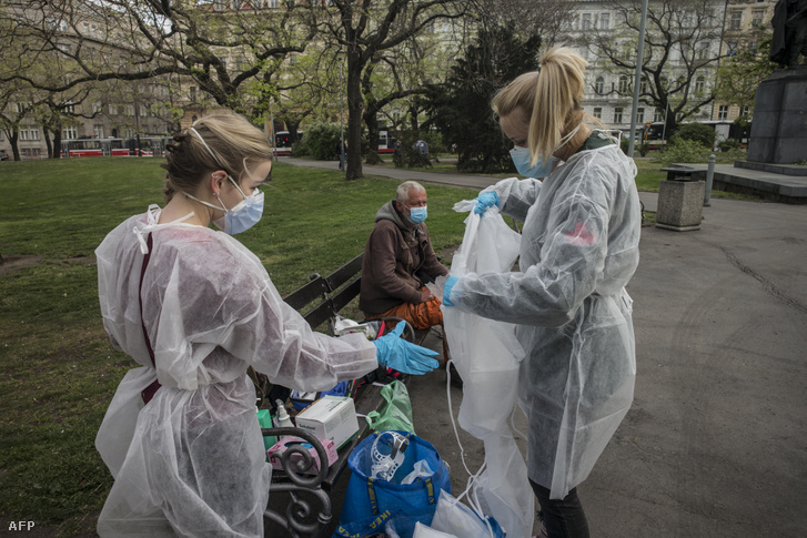 A Károly Egyetem Orvostudományi Karának orvosai 2020. április 28-án hajléktalanokat vizsgálnak a prágai főpályaudvar előtt.