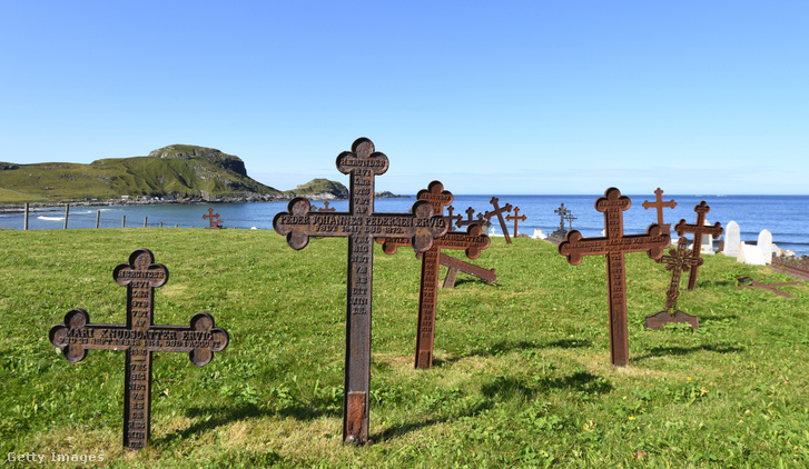 Ervik partjainál álló temető Norvégiában.