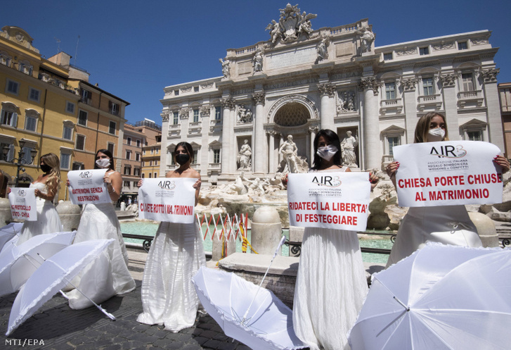 Olasz mennyasszonyok villámtüntetést szerveztek a római Trevi-kútnál 2020. július 7-én. A résztvevõk az ellen tiltakoztak, hogy a koronavírus-járvány miatt el kellett halasztani az esküvőjüket.