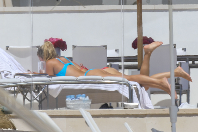 Sofia Richie és barátnői Malibuban múlatták az időt némi napfürdőzéssel egybekötve.