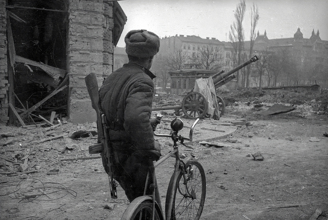 Szovjet katona a romos Budapesten 1945-ben