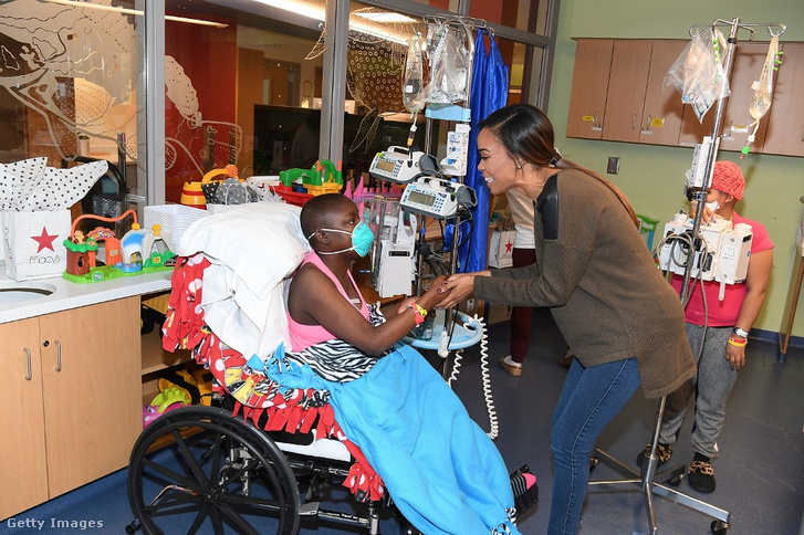 Michelle Williams színésznő beteget látogat az atlantai gyerekkórházban