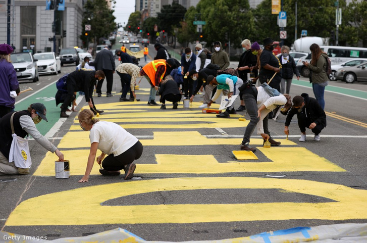 San Franciscó-i tüntetők "Ne pénzeljék a rendőrséget" feliratot festenek az aszfaltra