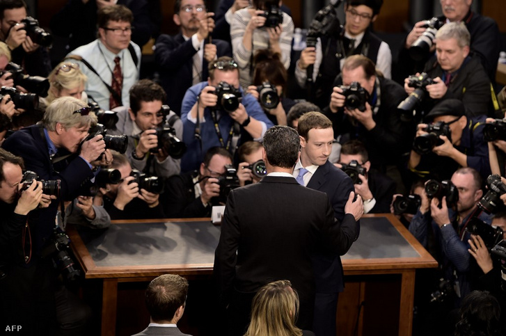 Mark Zuckerberg kongresszusi meghallgatására érkezik