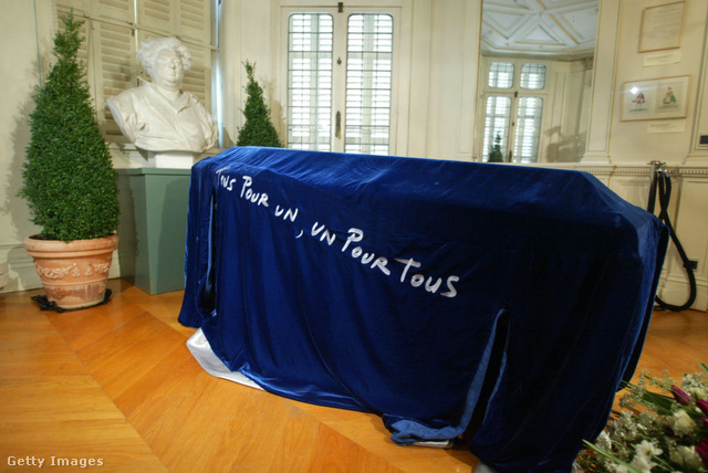 Dumas koporsója 2002-ben, mielőtt átszállították volna a Panthéonba. A lepel felirata: Mindenki egyért, egy mindenkiért