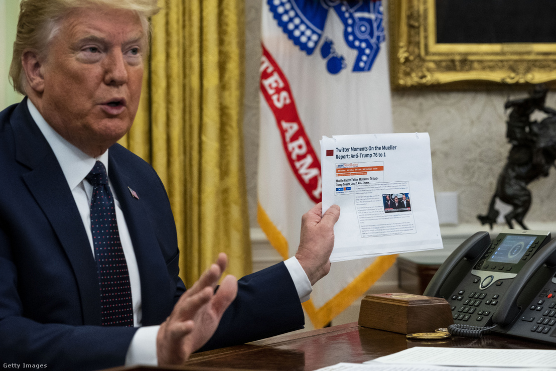 Donald Trump a Fehér Ház Ovális Irodájában 2020. május 28-án, mielőtt aláírja a közösségi platformokra vonatkozó szabályok felülvizsgálatáról szóló elnöki rendeletet.