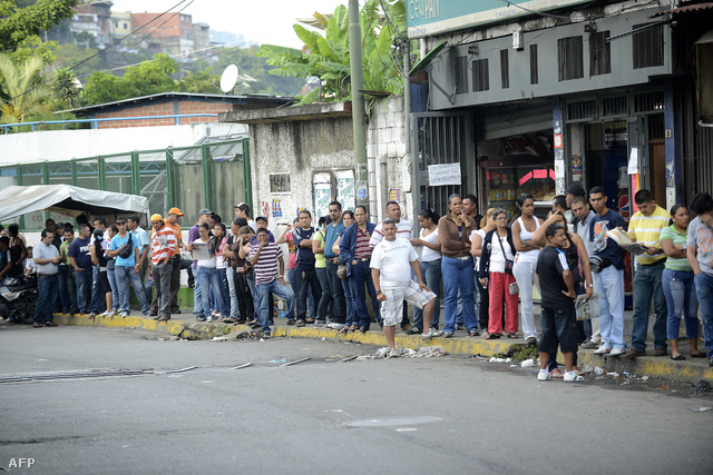 Szavazásra várakozók állnak sorban Caracasban