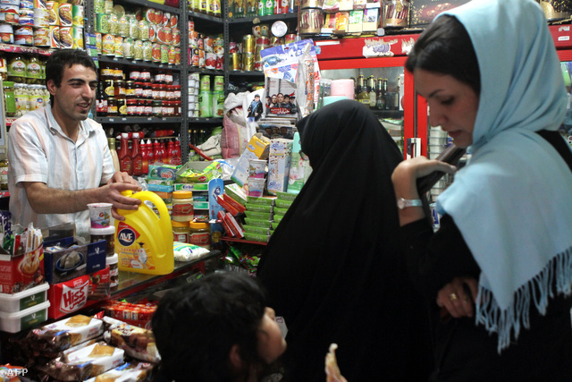 Helyi asszonyok vásárolnak egy teheráni kisboltban