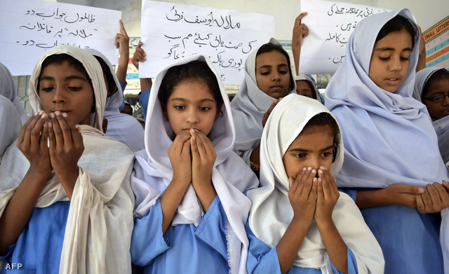 Malala életéért imádkozó iskolás lányok