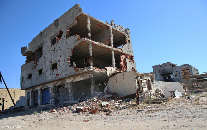 Szétlőtt épület Líbiában Haftar milíciáinak visszavonulása után