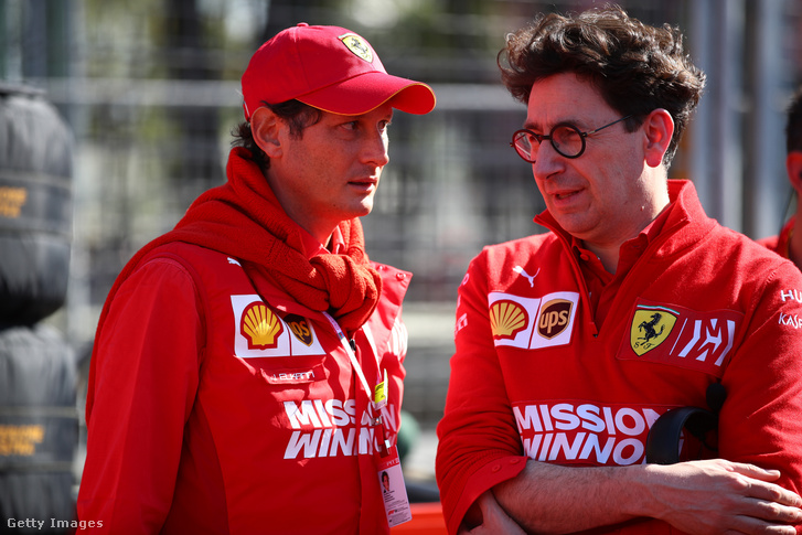 John Elkann (b) és Mattia Binotto (j) 2019-ben