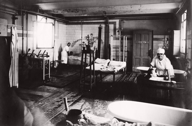 Fürdő betegek részére a mai Semmelweis Egyetem egyik klinikáján 1922-ben