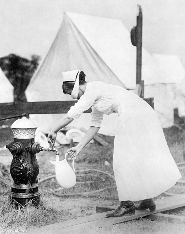 Vizet töltő ápolónő az amerikai hadsereg szükségkórházában. Massachusetts állam, 1918. szeptember