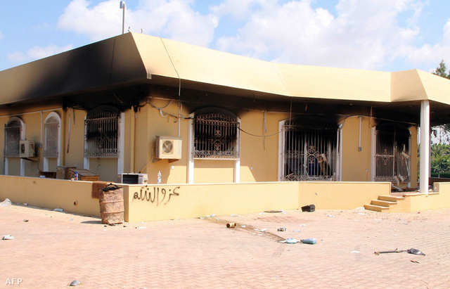 A kifosztott, kiégett USA képviselet Bengáziban