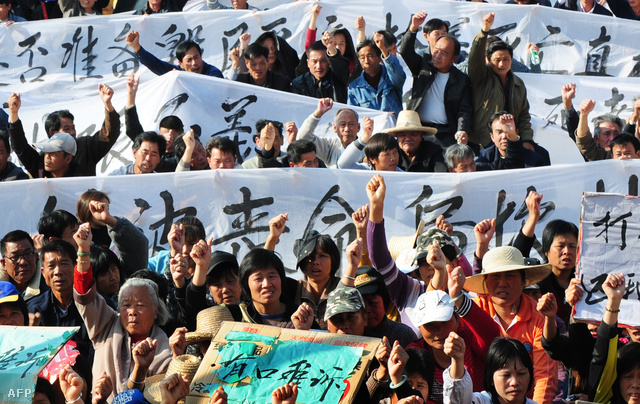 Wukan halászfalu lakói tiltakoznak az illegális földelvétel ellen és egyik helyi vezetőjük halála miatt