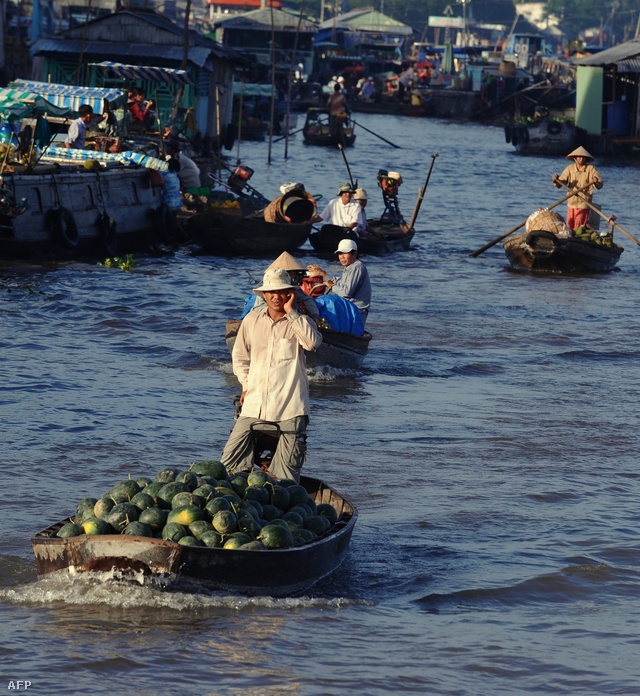Úszó piac a Mekongon Can Tho mellett