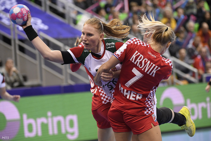 Mészáros Rea és a horvát Dora Krisnik (j) a franciaországi női kézilabda-Európa-bajnokság C csoportjában játszott Horvátország–Magyarország-mérkőzésen a montbéliard-i Axone Arenában 2018. december 3-án.